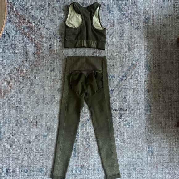 Fabletics Workout Set - Picture 2 of 3